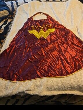 090326 Wonder Woman Cape Six Flags Theme Park Original One Size - Maroon Gold bo
